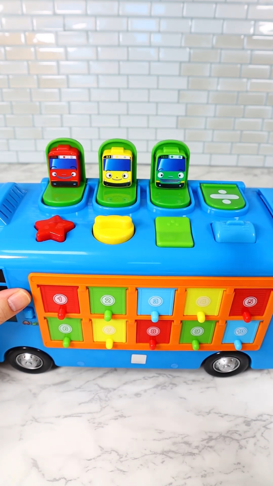 此刻正微微蹙眉看着我手里那个半透明的文件盒——里面装着我收拾好的个人物品