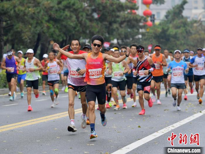 2024长春马拉松鸣枪开跑中外三万跑友共同感受多