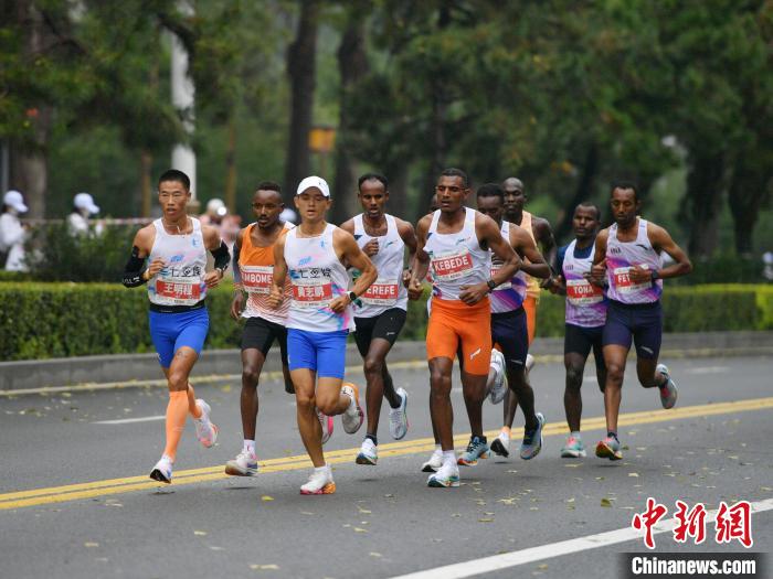 2024长春马拉松鸣枪开跑中外三万跑友共同感受多