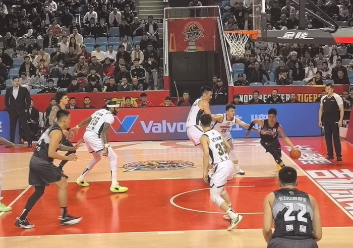 CBA常规赛第30轮多场对决：宁波广东大胜，山东双