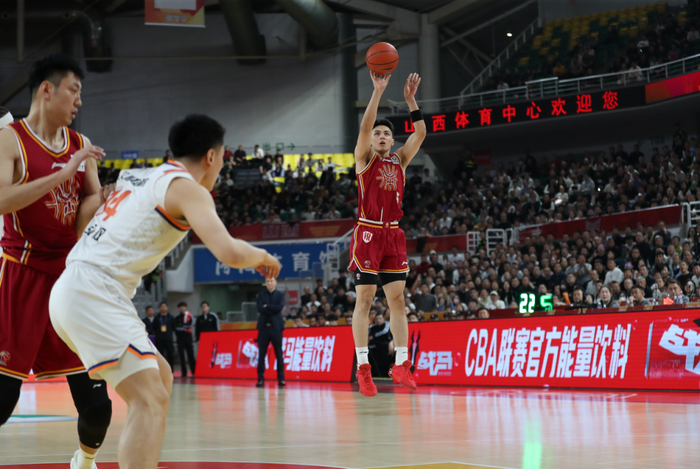 CBA常规赛第30轮多场对决：宁波广东大胜，山东双