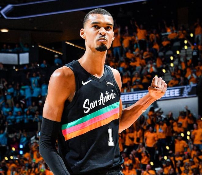 文班亚马半场砍21分创队史纪录 马刺首战力克开