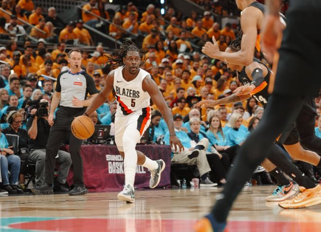 文班亚马半场砍21分创队史纪录 马刺首战力克开