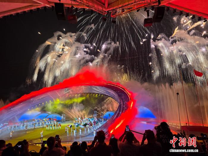 三亚亚沙会开幕式：水雾点燃主火炬 光影交织海